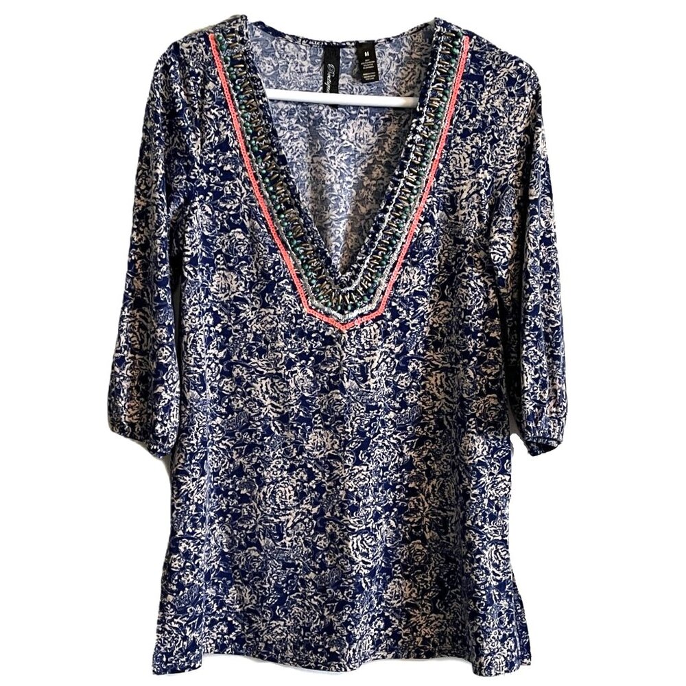 BKE BOUTIQUE Womens BOHO Tunic Top MEDIUM Blue Flower Print BEADED NECKLINE 1122